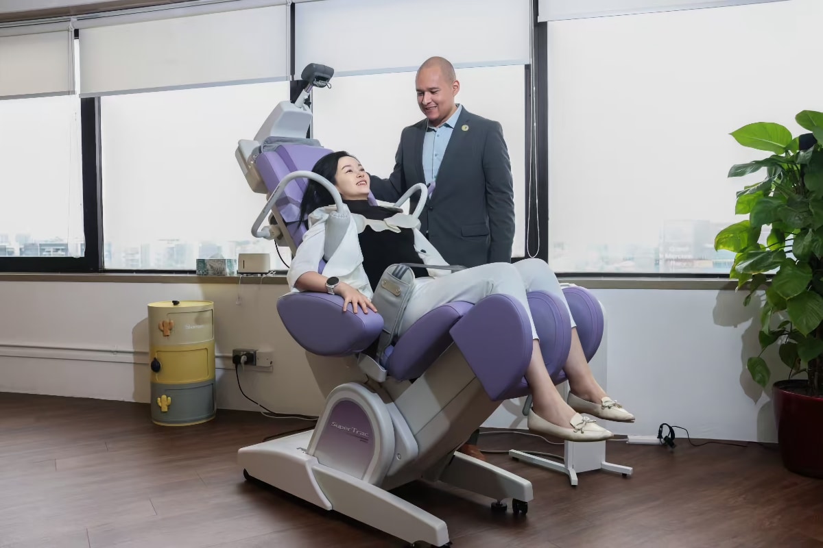 decompression-therapy-with-patient